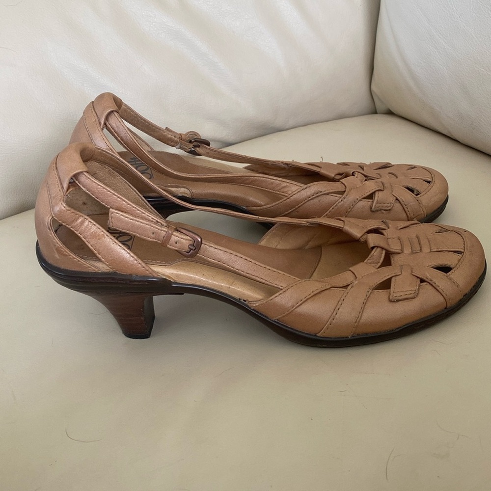 Tan/light brown heel short leg. Söfft size 9^1/2